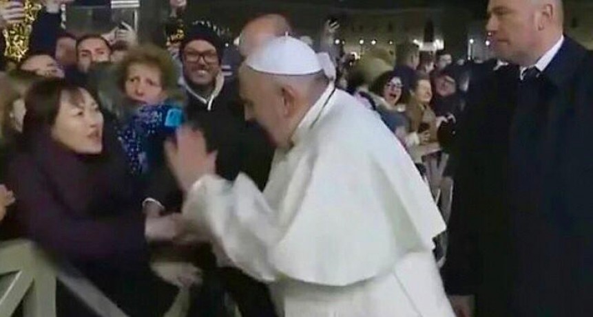 El Papa pidió disculpas por golpear a la joven que lo manoteo