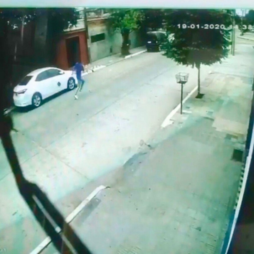 JOVEN DAÑA AUTO DE CONOCIDO KINESIOLOGO DE MONTEROS