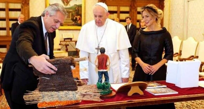 El momento en que Francisco y Fernández intercambiaron regalos