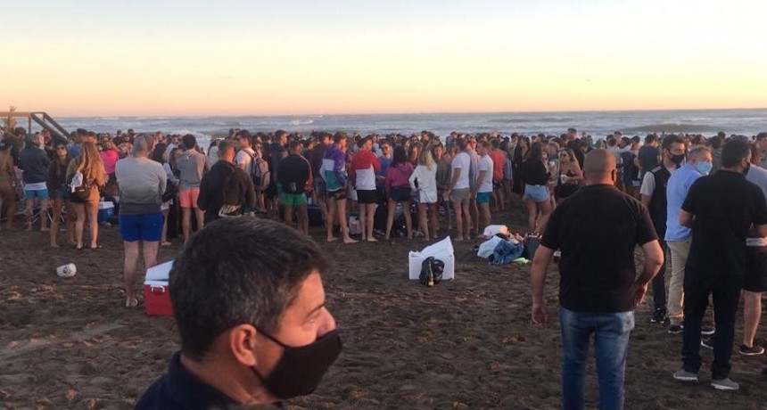 CIERRAN PREVENTIVAMENTE EL INGRESO A UNA PLAYA POR LA AGLOMERACIÓN DE JÓVENES
