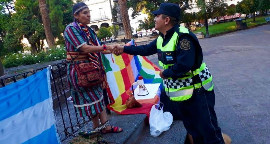 LA CACIQUE MARGARITA MAMANI SE ENCADENÓ EN LA PLAZA DE SALTA