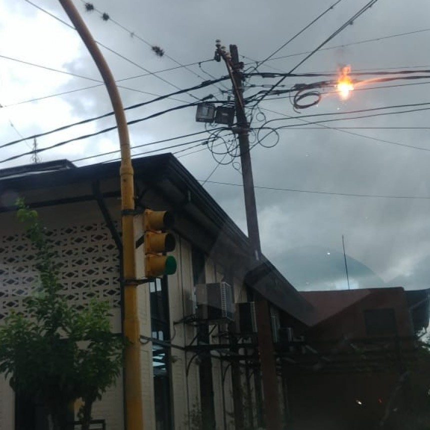 UN CABLE EN CORTOCIRCUITO EN ESQUINA DEL MERCADO CULTURAL