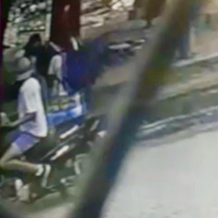 APUNTARON PARA ROBARLE A UNA JOVEN EN LEON ROUGES