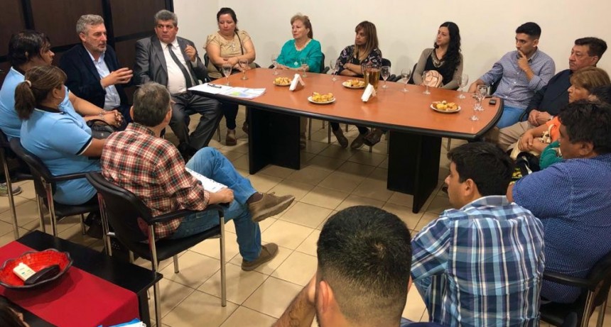 EL INTENDENTE SERRA RECIBIO A DELEGADOS COMUNALES PARA ORGANIZAR LA ENTREGA DE TARJETAS ALIMENTARIAS