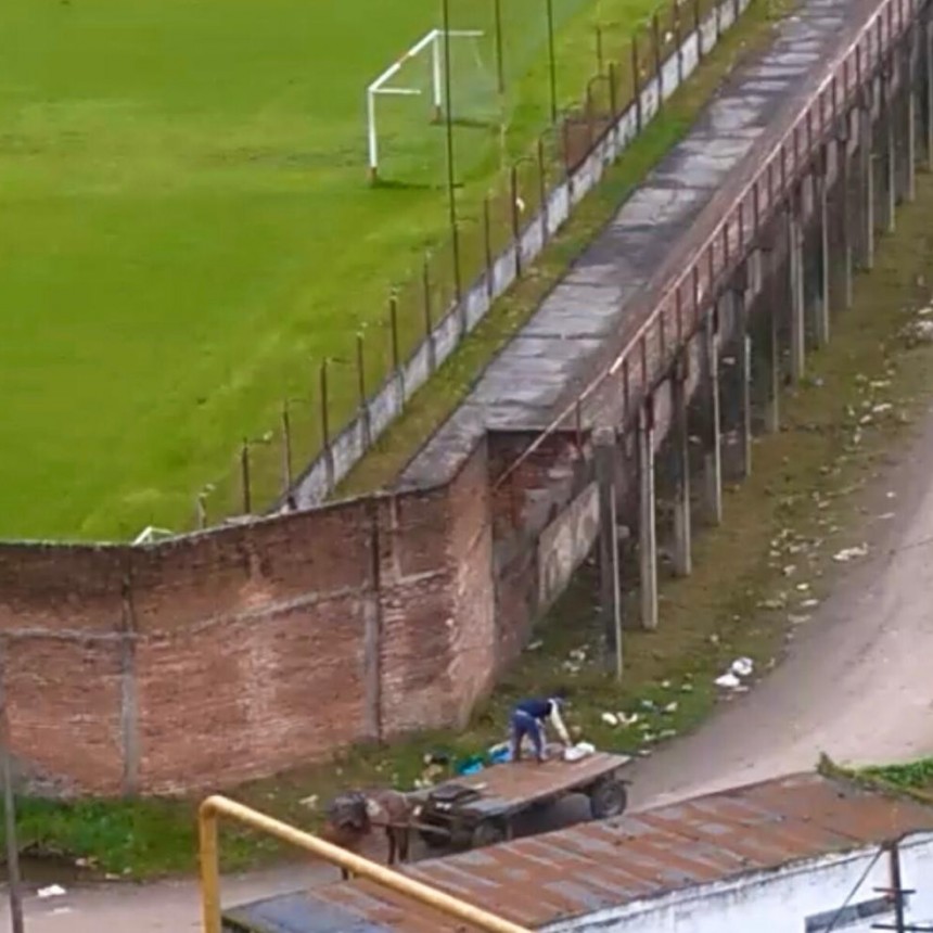 VECINOS DENUNCIAN QUE CARROS TIRAN BASURA DETRÁS DEL ESTADIO ÑUÑORCO