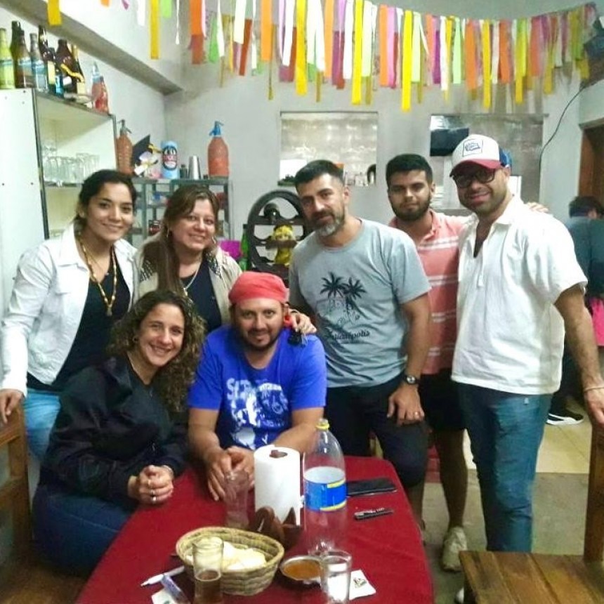 UN GRUPO SOLIDARIO RECIBE A LA CACIQUE MARGARITA MAMANI. CAMPAÑA POR LOS WICHIS EN PLAZA BERNABÉ ARAOZ