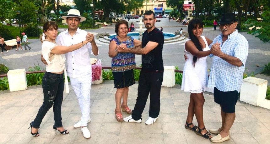 DE REPENTE LA MILONGA GANO LA PLAZA DE MONTEROS Y SE INVADIÓ DE TANGO