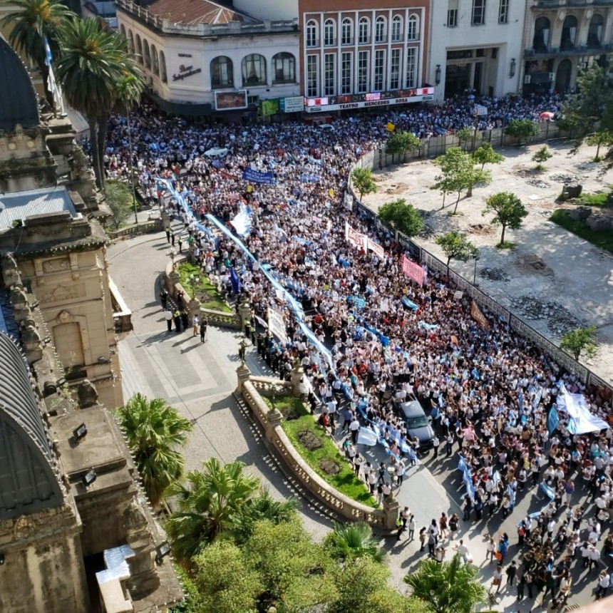 MULTITUDINARIA MARCHA DOCENTE  EN PLAZA INDEPENDENCIA