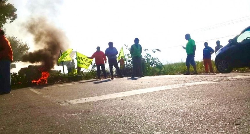 LA UOCRA CORTA LA RUTA EN ACHERAL EN RECLAMO DE QUINCENAS ADEUDADAS