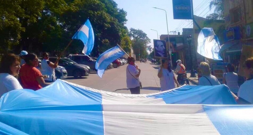 HOY MARCHAN LOS DOCENTES DESDE LA HORQUETA HACIA LA PLAZA EN MONTEROS