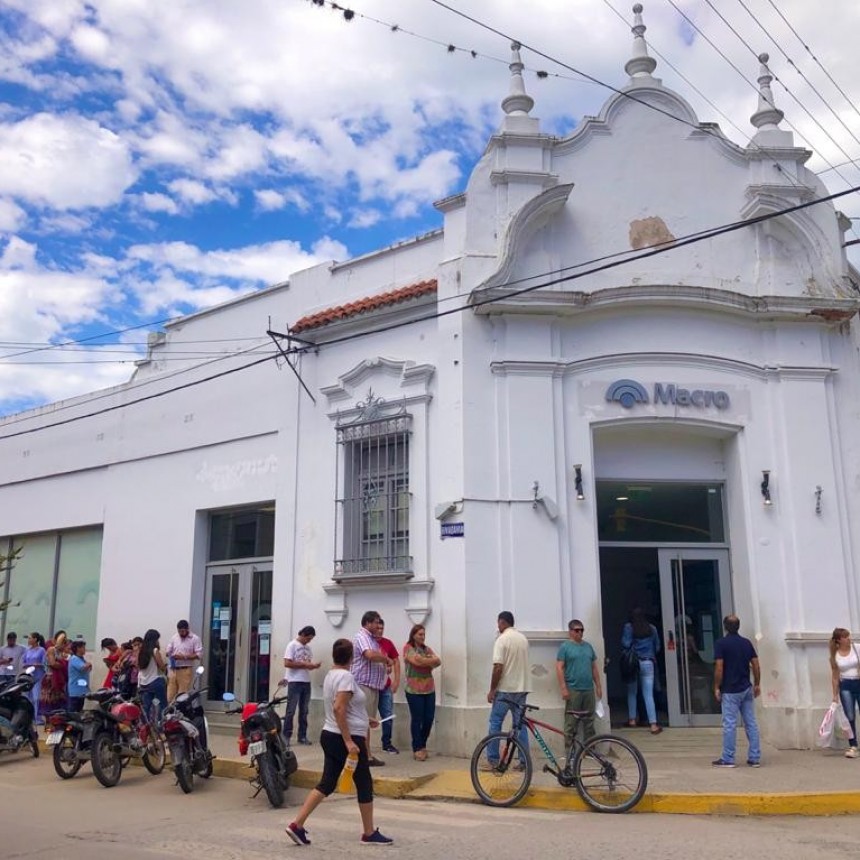 BANCOS CONTINUARON CON LARGAS  FILAS AUNQUE ESPACIADAS