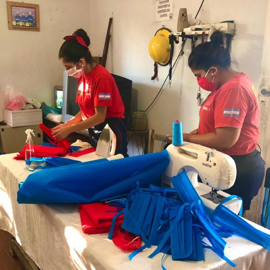 BOMBEROS VOLUNTARIOS DE MONTEROS HACEN BARBIJOS SOLIDARIOS
