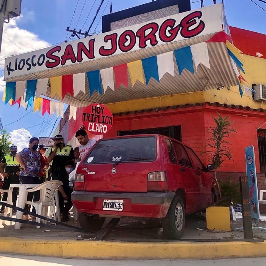 OTRA VEZ UN AUTO SE INCRUSTÓ EN KIOSCO SAN JORGE 