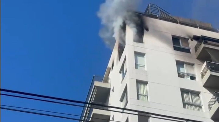 Se incendi&oacute; el &uacute;ltimo piso de un edificio en Belgrano y hay dos personas heridas