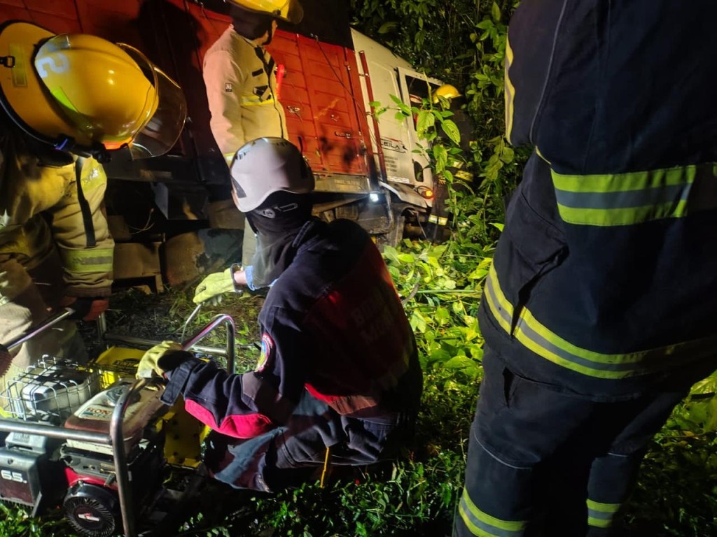 EN 8 HORAS, BOMBEROS DE MONTEROS, RESCATARON A UN CONDUCTOR EN EL INDIO, JUNTO A OTROS EQUIPOS