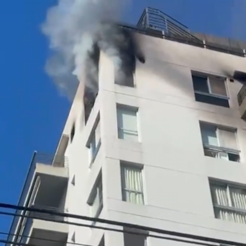 Se incendi&oacute; el &uacute;ltimo piso de un edificio en Belgrano y hay dos personas heridas