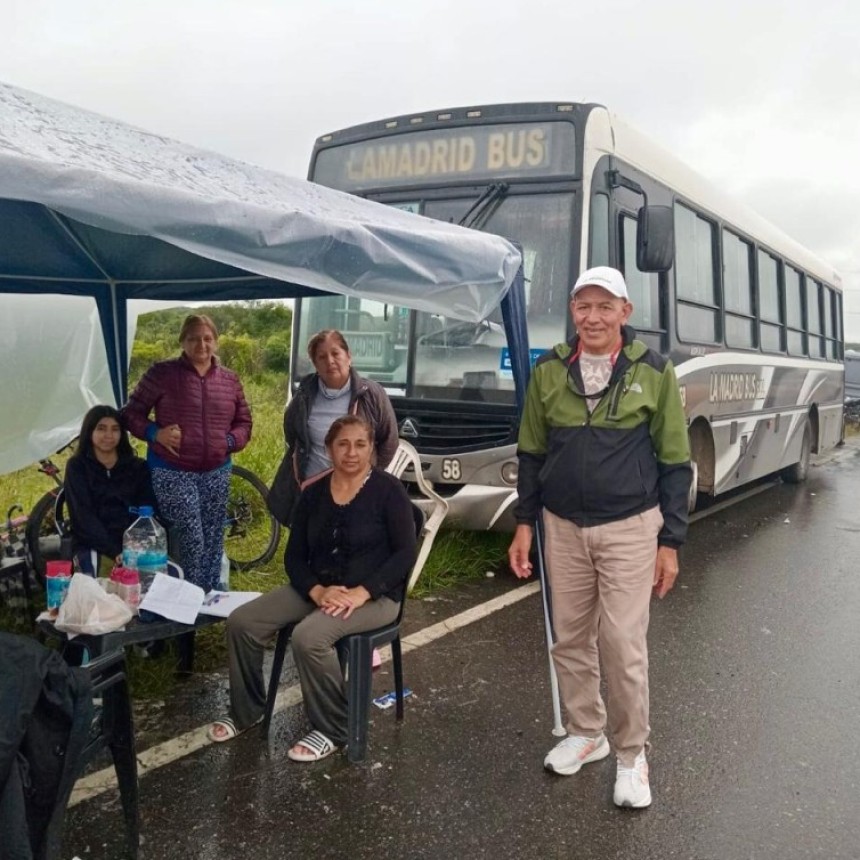 UNA FAMILIA DUERME, DESDE EL MARTES, EN UN COLECTIVO EN LAMADRID