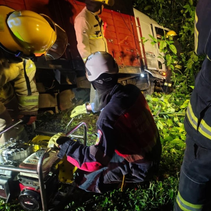 EN 8 HORAS, BOMBEROS DE MONTEROS, RESCATARON A UN CONDUCTOR EN EL INDIO, JUNTO A OTROS EQUIPOS