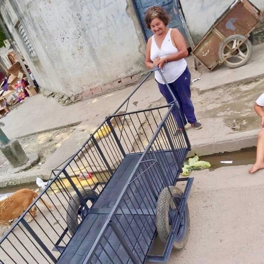 SE LE DIBUJO NUEVAMENTE LA SONRISA. LA TERE RECIBIÓ SU NUEVO CARRITO 