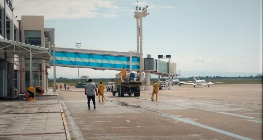 DESINFECCIÓN EN EL AEROPUERTO PARA AYUDAR A PREVENIR LA PROPAGACIÓN DEL CORONAVIRUS