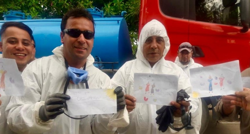 YAMILA, ZOE Y MILI SORPENDIERON CON DIBUJOS DE AGRADECIMIENTOS A LOS FUMIGADORES MUNICIPALES