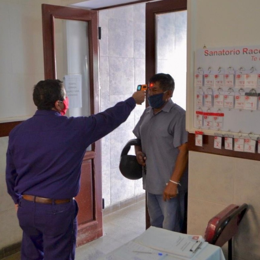 EL SANATORIO RACEDO TOMA LA TEMPERATURA A TODAS LA PERSONAS QUE INGRESAN