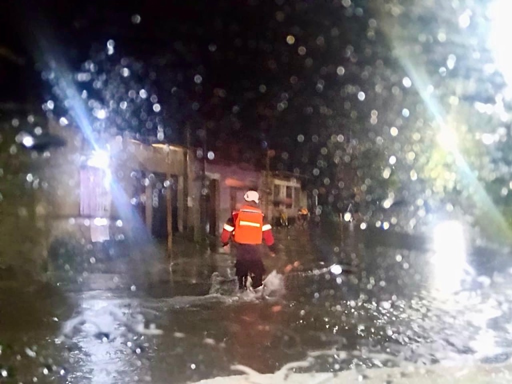 &ldquo;SAB&Iacute;AMOS DE LA ALERTA, PERO NOS SORPRENDI&Oacute; LA CANTIDAD DE AGUA&rdquo; DIJO BARRERA DE BOMBEROS 