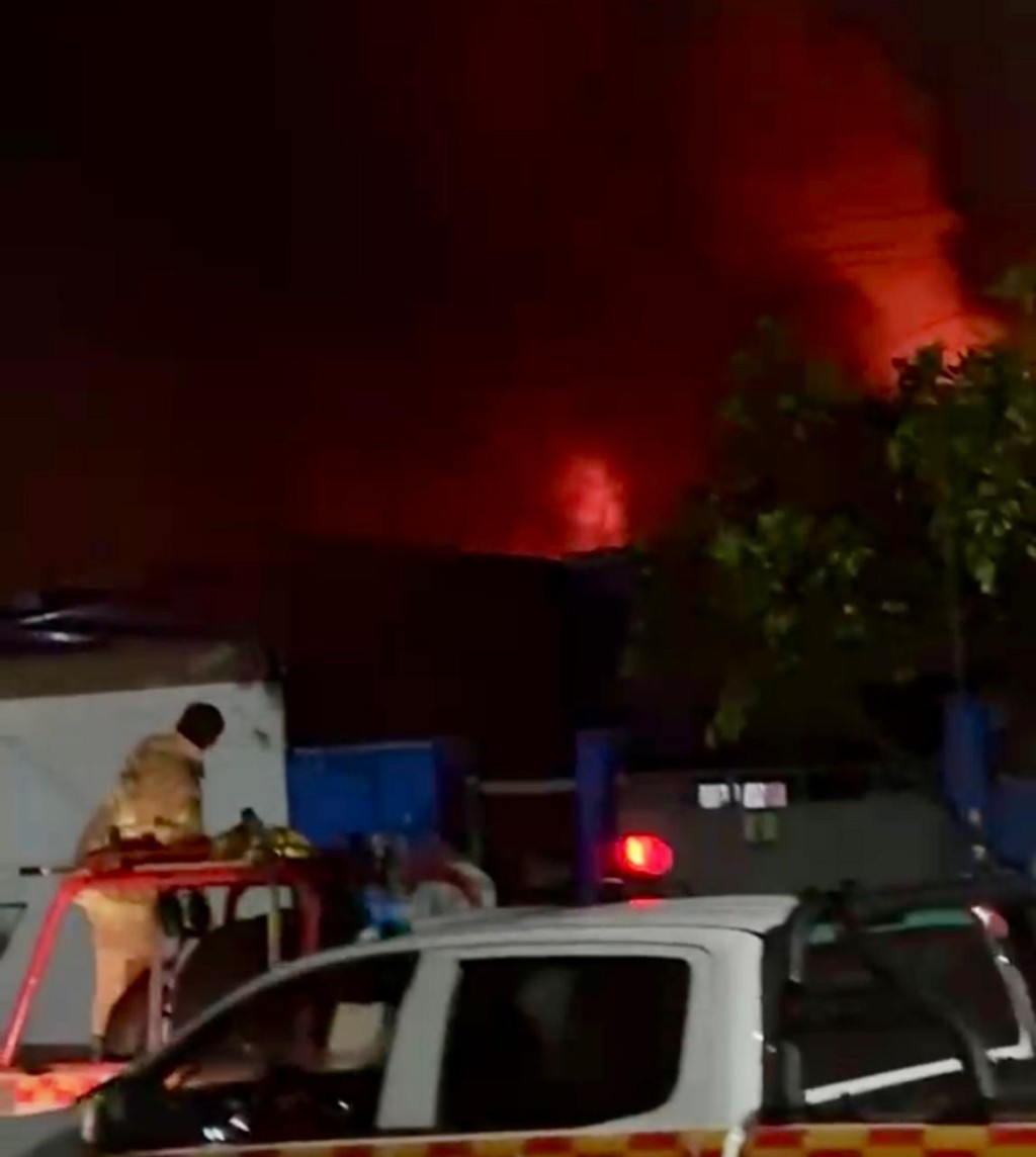 INCENDIO EN DEP&Oacute;SITO DE NEUM&Aacute;TICOS EN MONTEROS