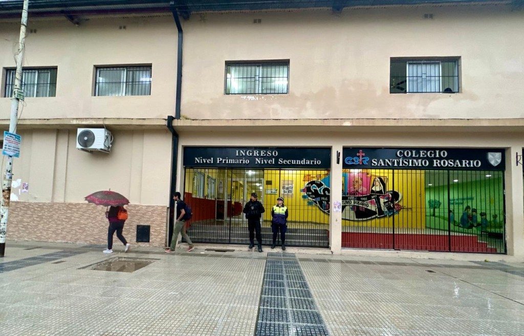 PRESENCIA POLICIAL EN LA PUERTA DE ESTABLECIMIENTO PRIVADO