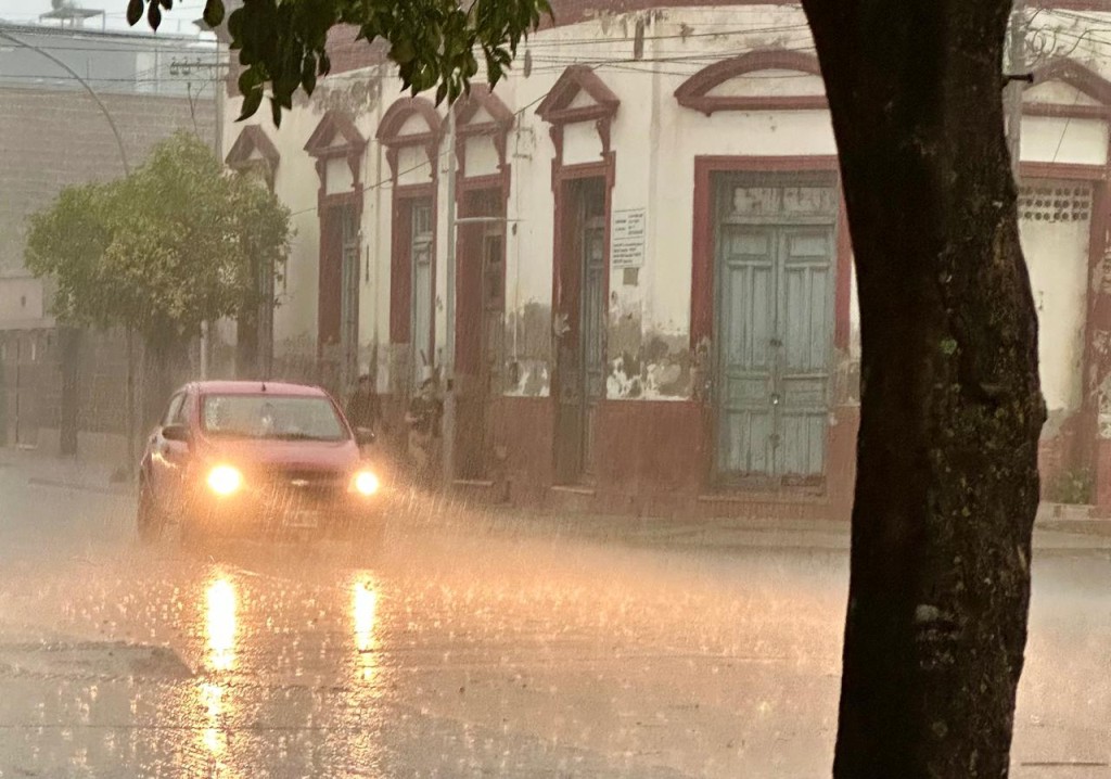 MARTES CON LLUVIA Y CIELO MAYORMENTE CUBIERTO