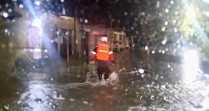 &ldquo;SAB&Iacute;AMOS DE LA ALERTA, PERO NOS SORPRENDI&Oacute; LA CANTIDAD DE AGUA&rdquo; DIJO BARRERA DE BOMBEROS 