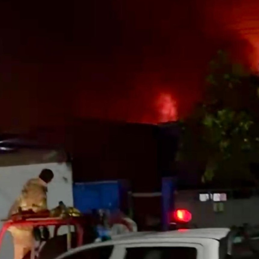 INCENDIO EN DEP&Oacute;SITO DE NEUM&Aacute;TICOS EN MONTEROS