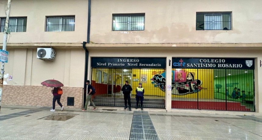 PRESENCIA POLICIAL EN LA PUERTA DE ESTABLECIMIENTO PRIVADO