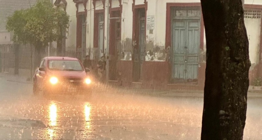 MARTES CON LLUVIA Y CIELO MAYORMENTE CUBIERTO