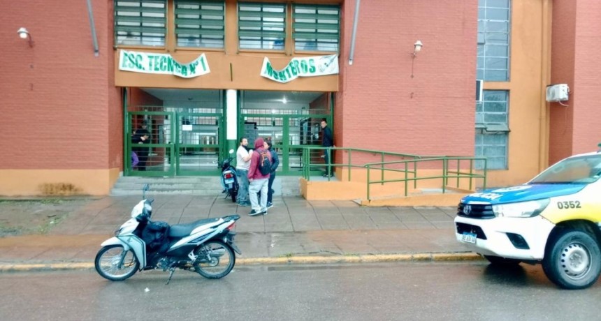 SIN MOCHILA, SOLO CARPETA Y LAPICERA. FUE EL PEDIDO EN ESC. T&Eacute;CNICA