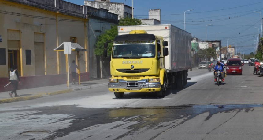 DERRAME DE ACEITE POR CALLES DE MONTEROS PROVOCÓ VARIAS CAÍDAS