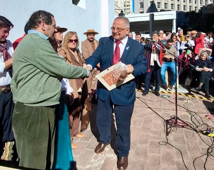 CARLOS DIEZ FUE DISTINGUIDO POR LA FUNDACI&Oacute;N JUAN DE LOS SANTOS AMORES