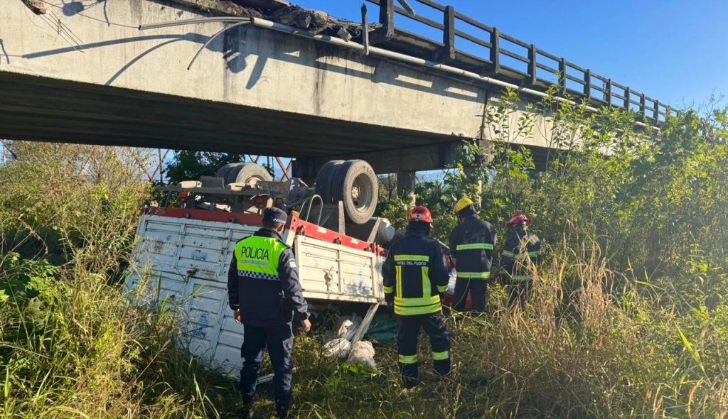 UN CAMI&Oacute;N CAY&Oacute; EN EL PUENTE DE R&Iacute;O SECO