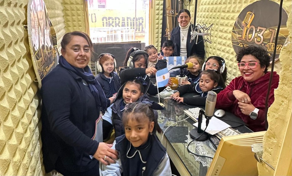 EN EL D&Iacute;A DE LA ESCARAPELA NOS VISITARON ALUMNITOS DE LA PLURISALA DEL COLEGIO SANT&Iacute;SIMO ROSARIO