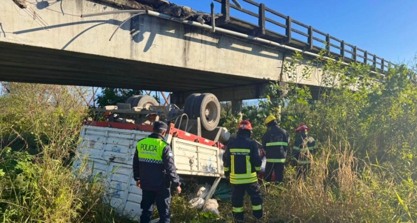 UN CAMI&Oacute;N CAY&Oacute; EN EL PUENTE DE R&Iacute;O SECO