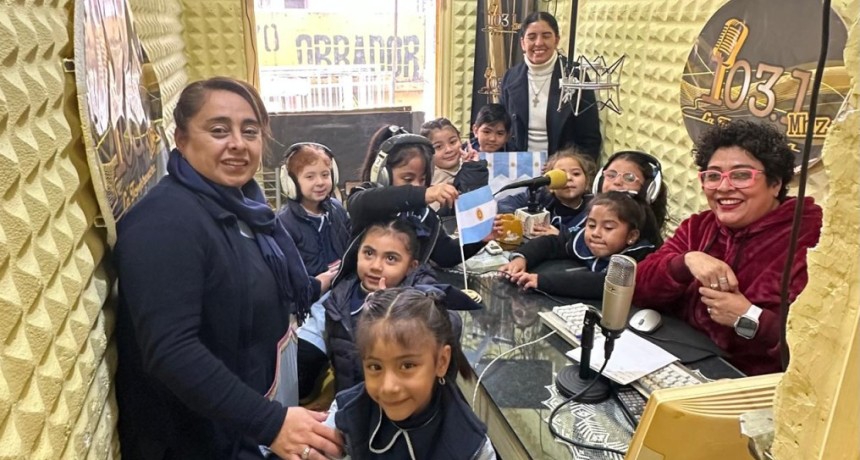 EN EL D&Iacute;A DE LA ESCARAPELA NOS VISITARON ALUMNITOS DE LA PLURISALA DEL COLEGIO SANT&Iacute;SIMO ROSARIO