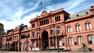 Detienen a un hombre que saltó la reja de la Casa Rosada