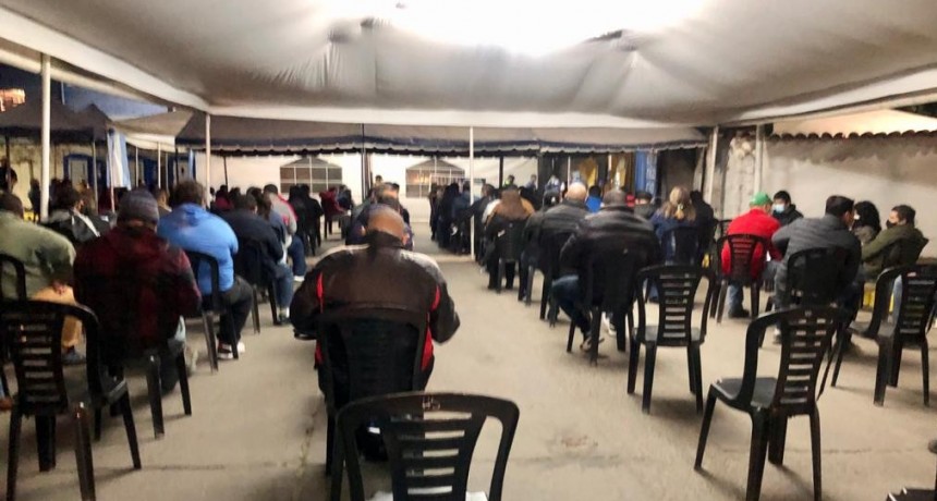 ESTÁ TODO LISTO PARA VACUNAR A PERSONAS DE 38 Y 39 AÑOS EN EL POLIDEPORTIVO 