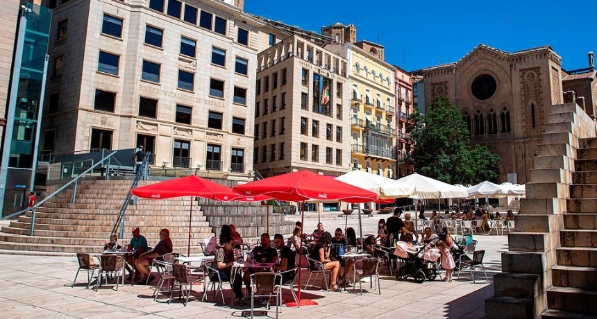 Cataluña vuelve a prohibir reuniones de más de 10 personas para frenar la suba de casos