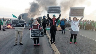 Un centenar de petroleros despejaron por la fuerza las rutas cortadas por los docentes en Chubut