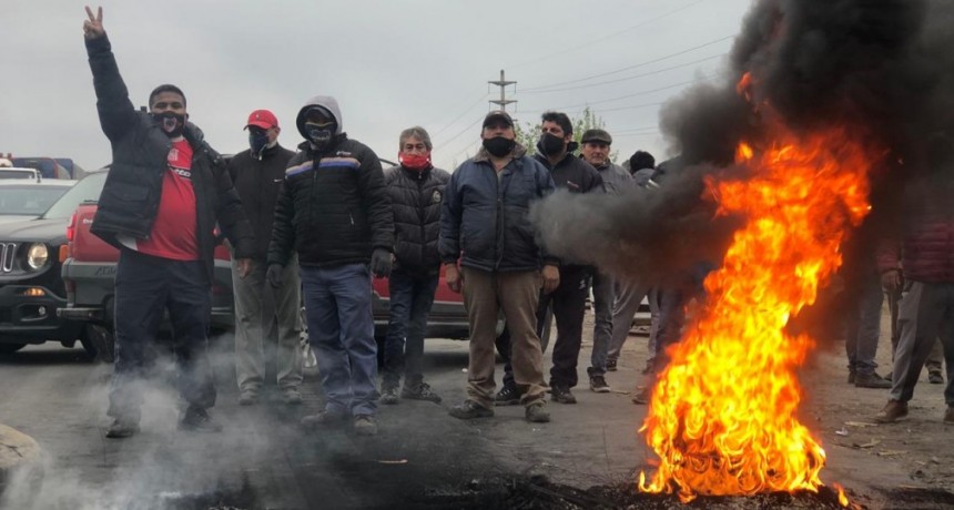TRABAJADORES DEL LIMÓN CORTARON LA RUTA EN LA SALIDA SUR DE MONTEROS