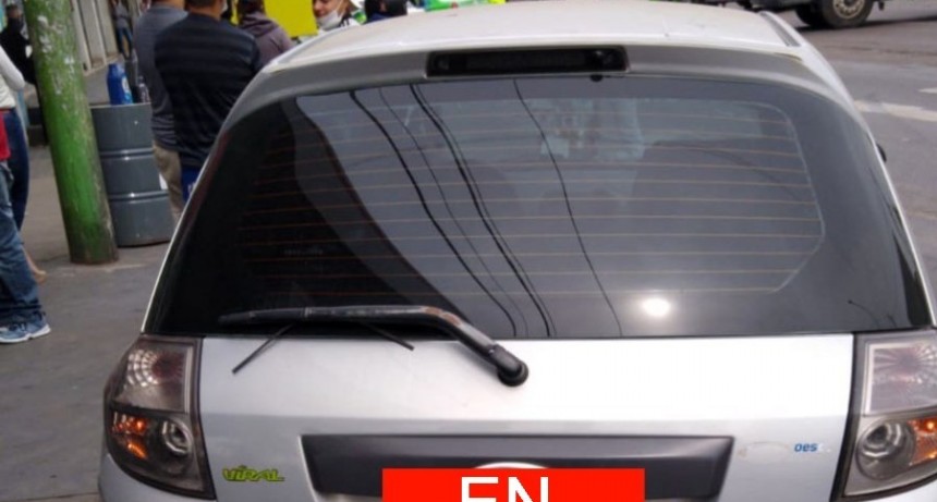 Un policía vio que vendían por Facebook el auto que le habían robado y lo fue a recuperar a los tiros