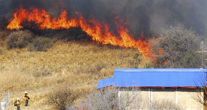 INCENDIOS FORESTALES: SANTA FE, ENTRE RÍOS, SAN LUIS Y TUCUMÁN CONTINÚAN CON FOCOS ACTIVOS