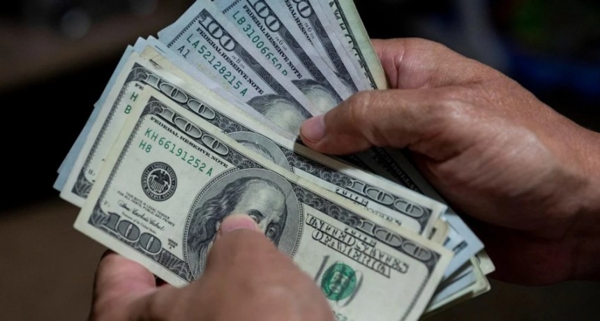 SE CITAN POR REDES SOCIALES PARA COMPRAR DÓLARES Y LES ROBAN $ 700.000