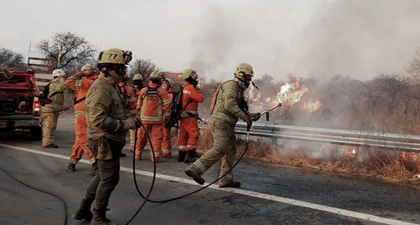 CONTINÚA EL COMBATE A LOS INCENDIOS EN LAS SIERRAS CHICAS DE CÓRDOBA